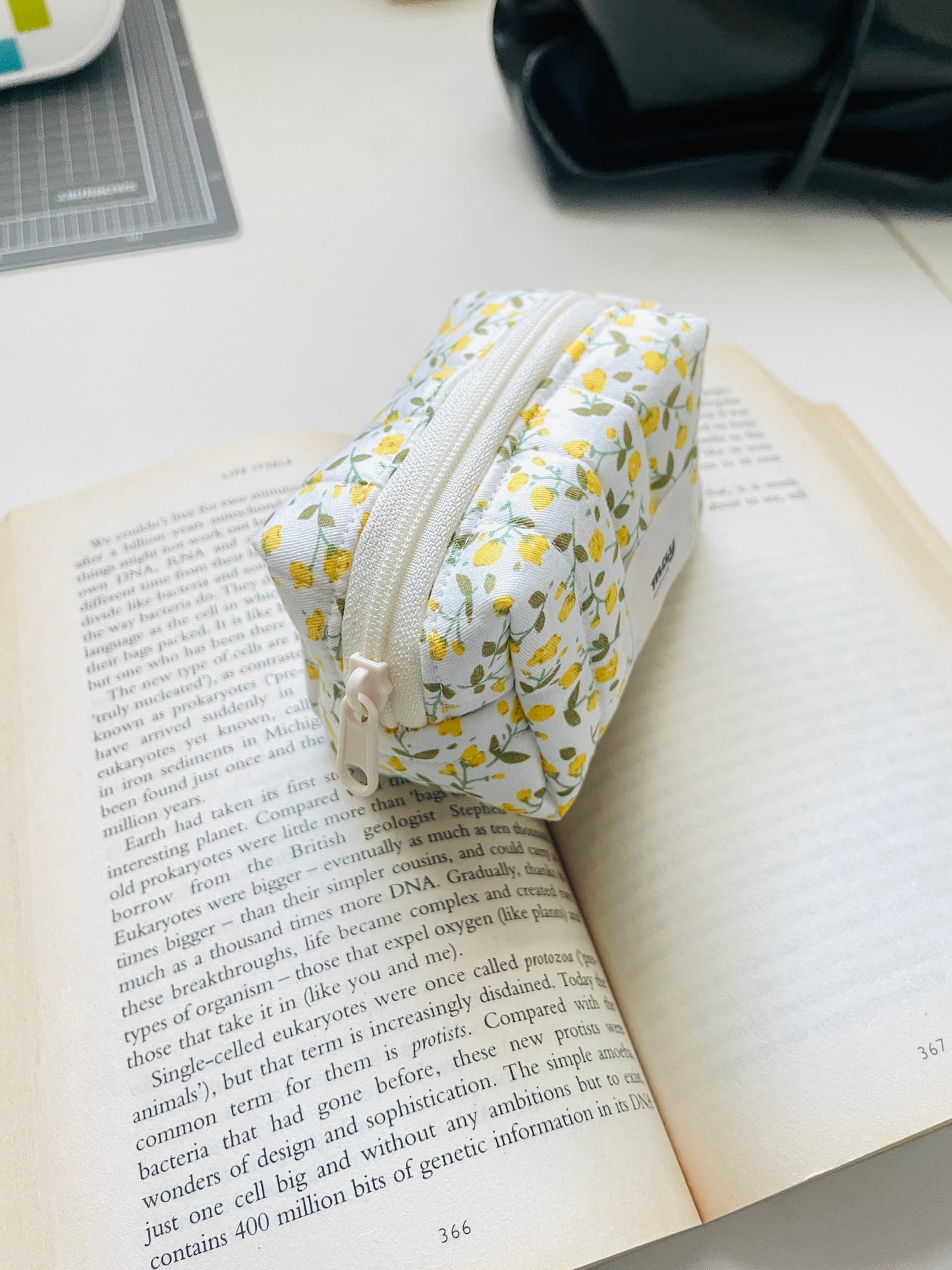 MINI BOX POUCH -YELLOW DAISY DOT